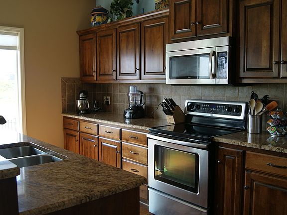 Granite kitchen with S/S upgraded appliances and custom cabinets