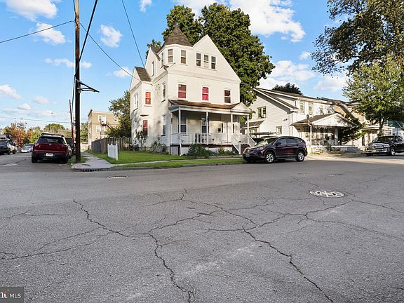 3rd image of 902 Revere Ave