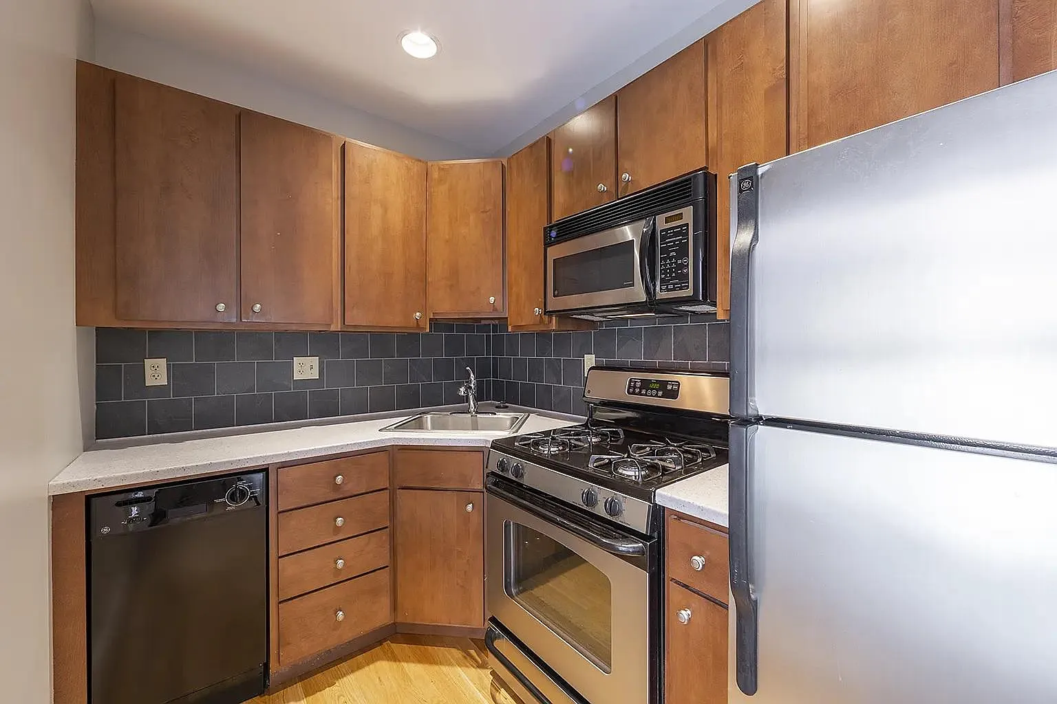 2 bed, 800 sqft, $1,900 — Photo 2