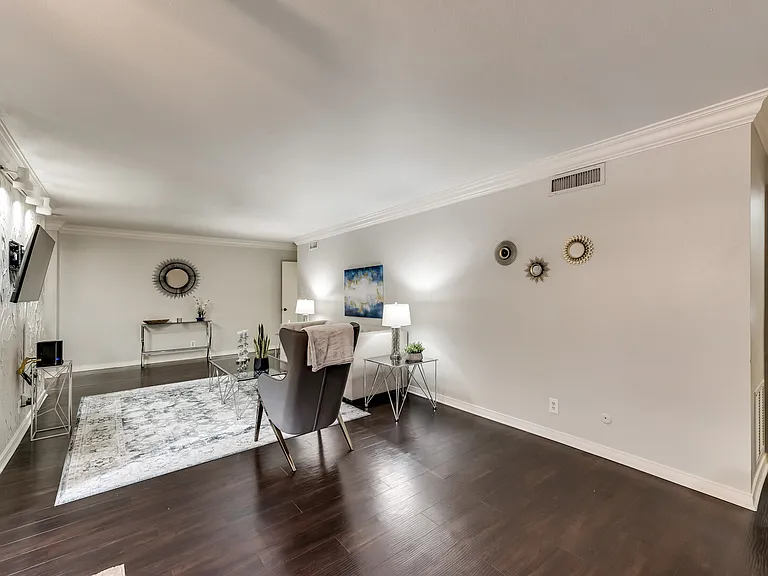 E Avenue J — Photo 3