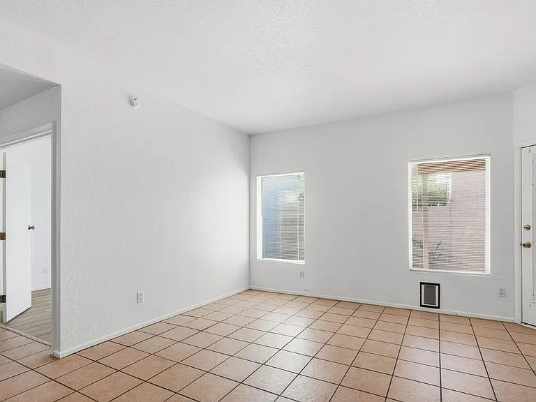 5565 N Sapphire Dr — Photo 2