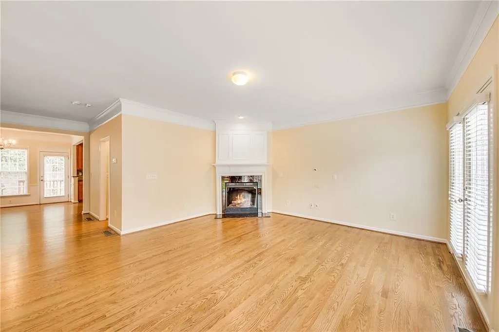 3 bed, 3.5 bath, 2328 sqft, $3,100 — Photo 2