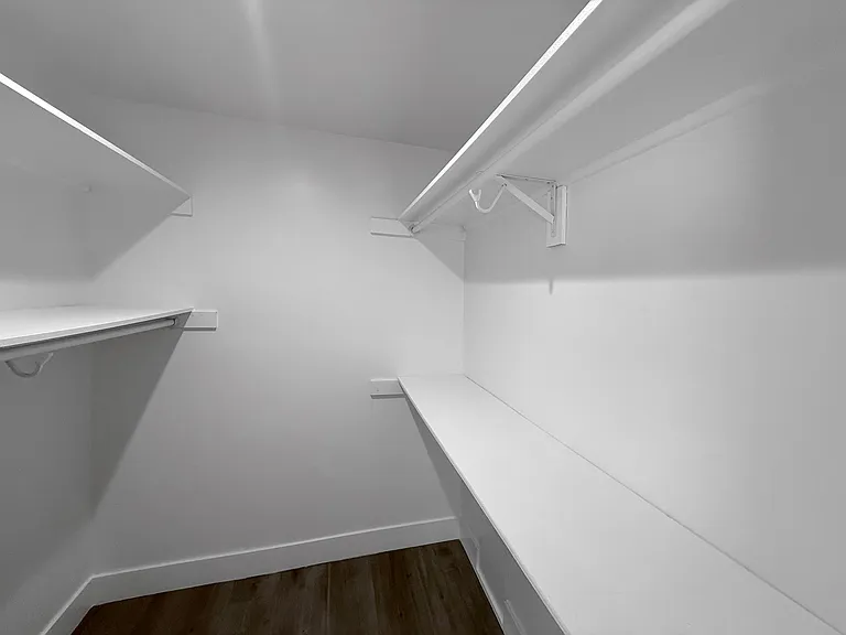 Walkin Closet Bedroom 4