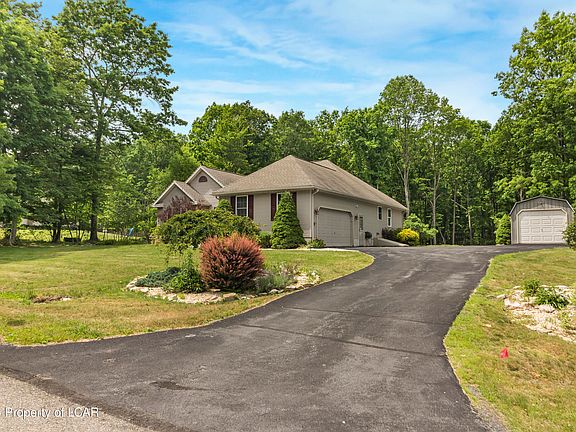 3rd image of 40 Hemlock Dr