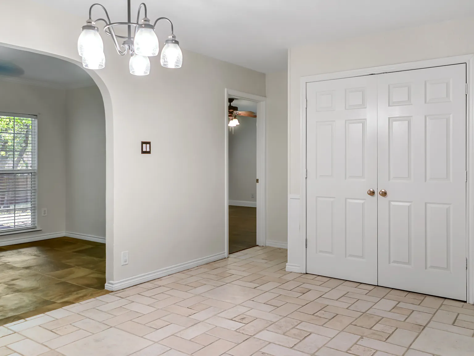 4 bed, 2488 sqft, $3,100 — Photo 2