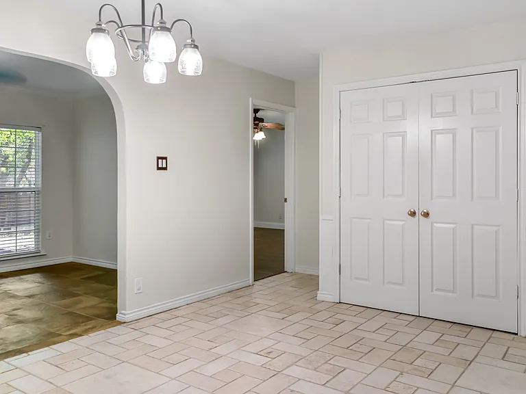 613 Overland Trl — Photo 2