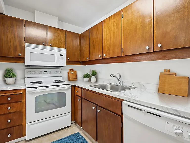 Solano Apartments — Photo 11