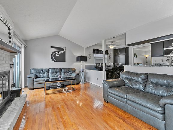 5th image of 593 Saint Lawrence Blvd