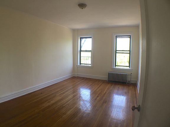3rd image of 921 Washington Ave #4OURA
