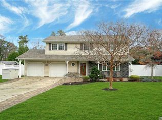 11 Pinedale Rd, Hauppauge, NY 11788