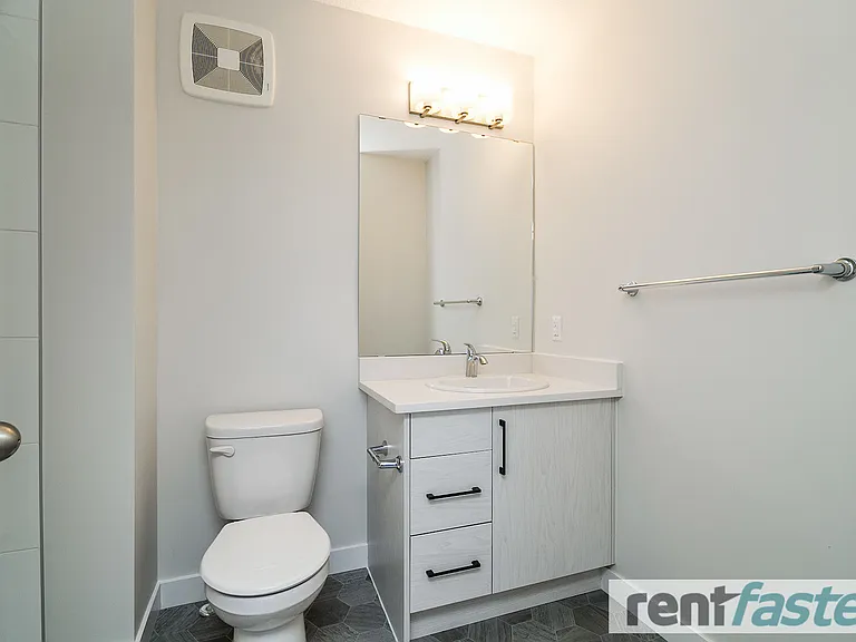 600 Bellerose Dr — Photo 55