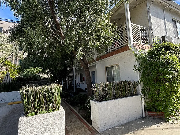 10814-10818 Blix St — Photo 5