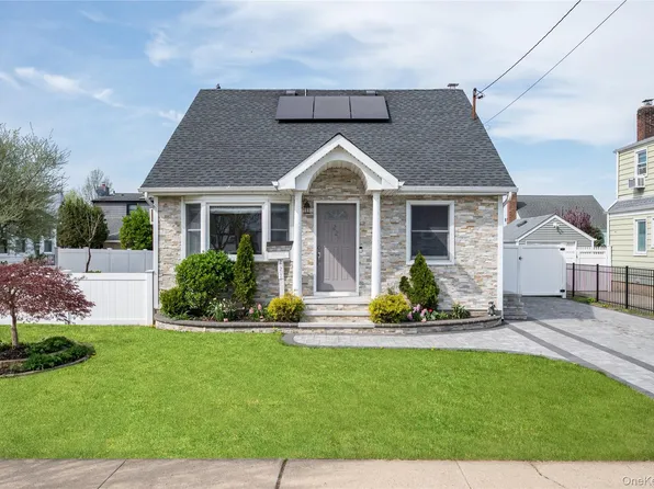 227 Columbus Parkway, Mineola, NY 11501