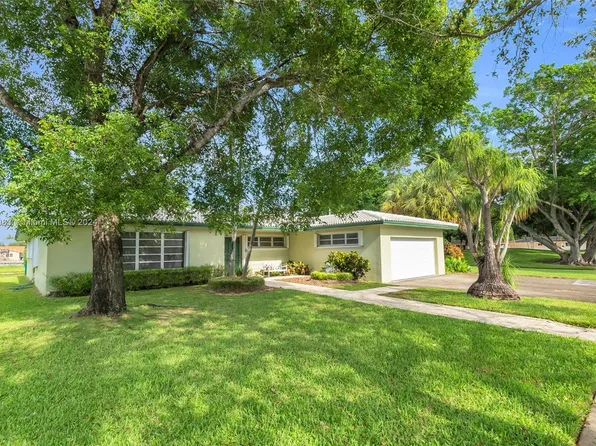 6880 White Oak Dr, Miami Lakes, FL 33014