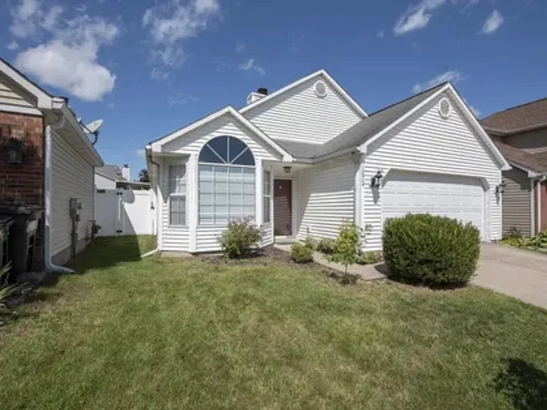 1072 Hampshire Pl — Photo 2