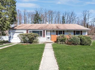 26 Meadowfield Ln, Glen Cove, NY 11542