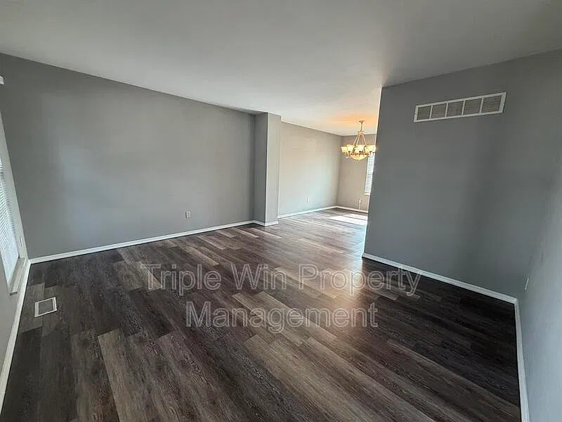 4 bed, 2.5 bath, 1928 sqft, $2,250 — Photo 2