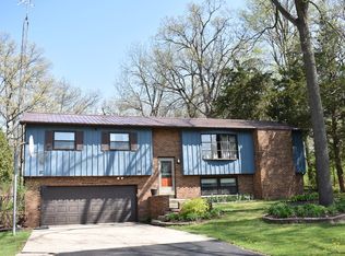 1098 River Oaks Dr, Dixon, IL 61021
