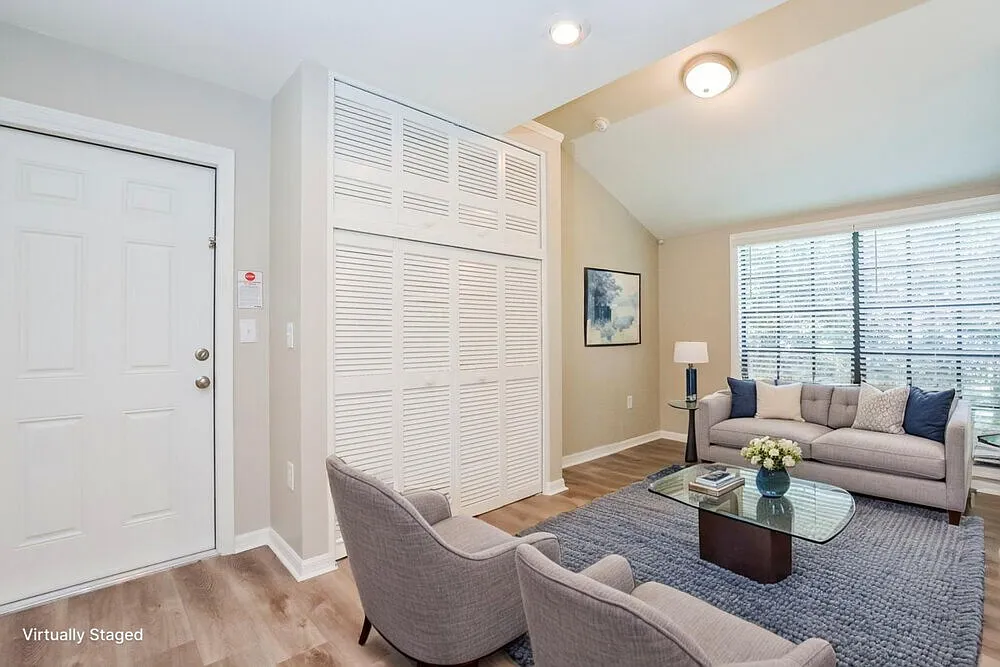 3 bed, 3.0 bath, 2315 sqft, $2,035 — Photo 3