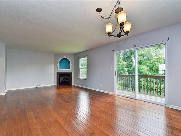 2nd image of 123 Manor View Dr