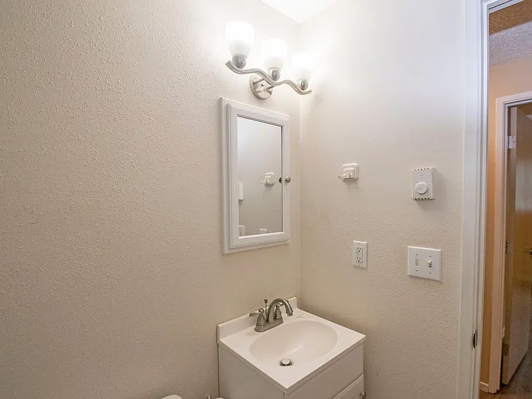 2204 E 35th St — Photo 10