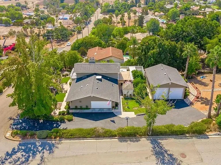 2039 Lemon Ave — Photo 3