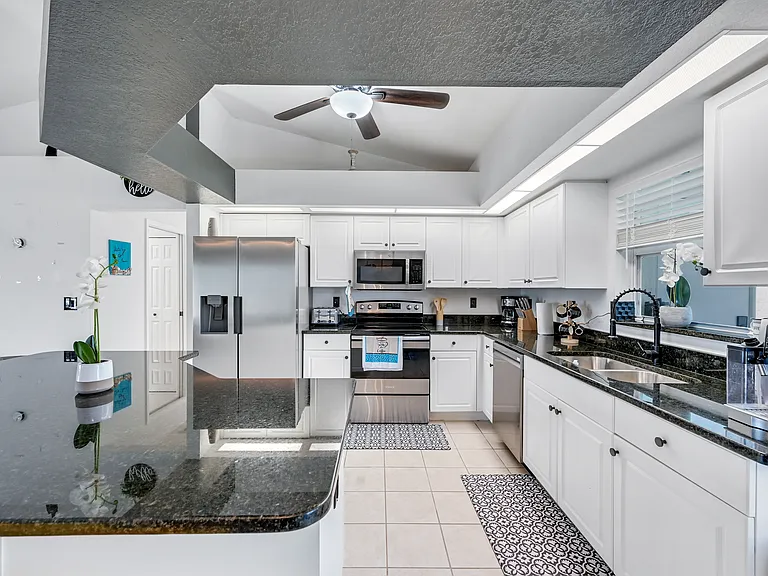 1218 SW 20th Ave — Photo 5