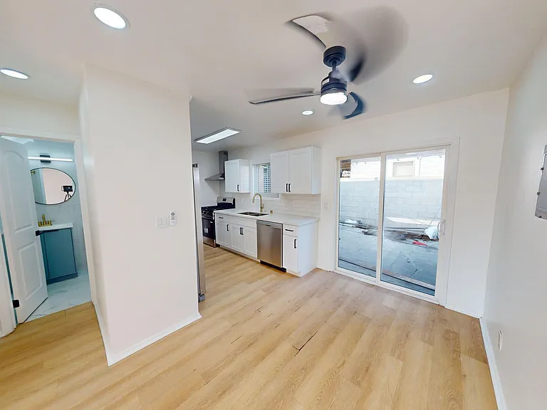 Beautiful 2 Bed | Split Level| Feels Like Home — Photo 9