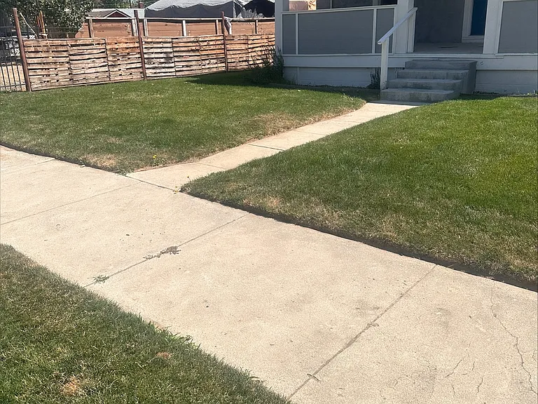 706 S Commercial Ave — Photo 2