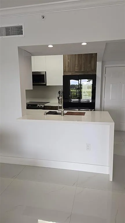 3 bed, 2.0 bath, 1330 sqft, $3,000 — Photo 4