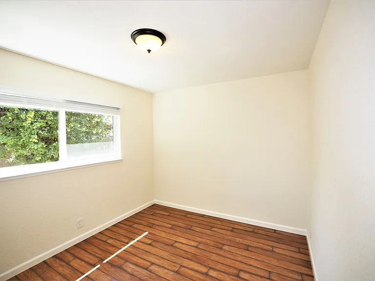 Beautifully updated 2 bed/1 bath Duplex in Redwood City with yard Available NOW! — Photo 12