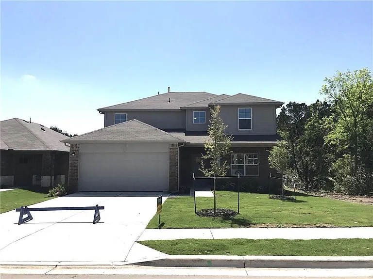 2205 Bettylou Ln — Photo 1