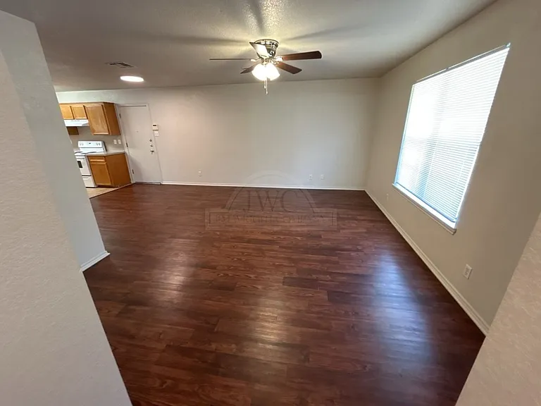 912 McDaniel Cir — Photo 3