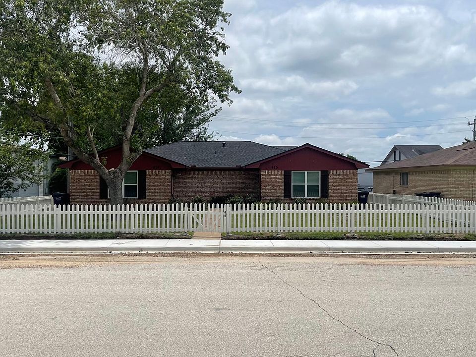 Duplex front, this unit is on the right