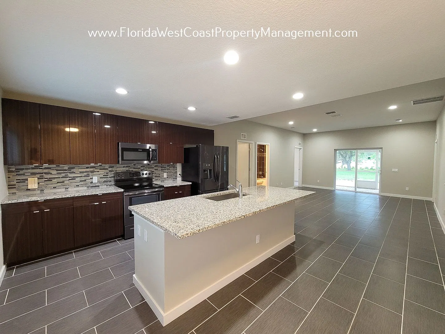 Modern 3 Bedroom Sarasota Home With Super Location! Fenced Yard! Pre Leasing For December! — Photo 3
