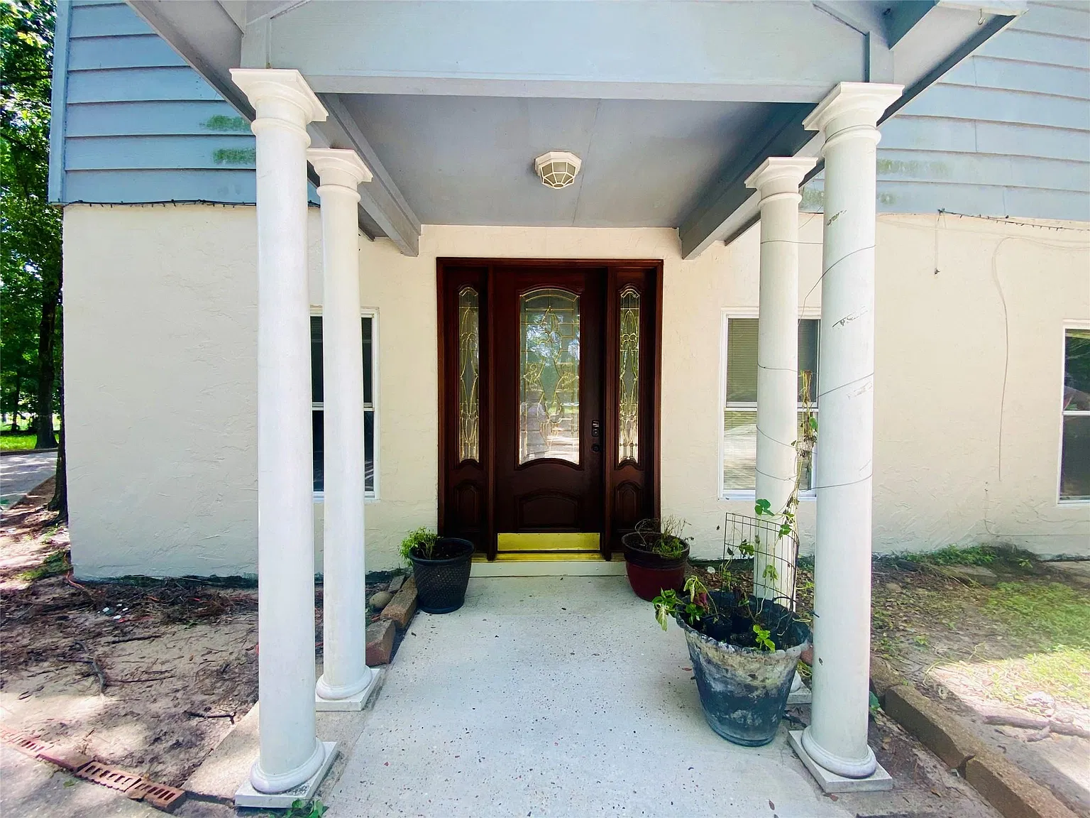 4 bed, 3.0 bath, 2400 sqft, $2,000 — Photo 1