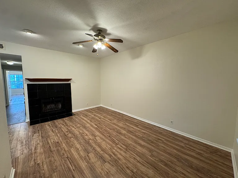 203 E 31st St #204 — Photo 3