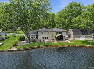 5370 Edgelake Dr, Pinckney, MI 48169