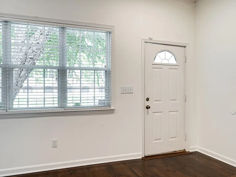 1113 Reutlinger Ave — Photo 4