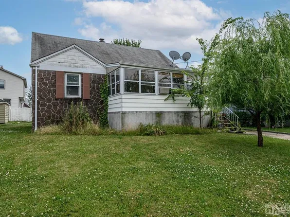 32 Park Ave, Carteret, NJ 07008
