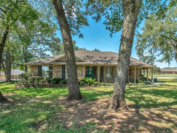 212 Kiowa Dr W, Lake Kiowa, TX 76240