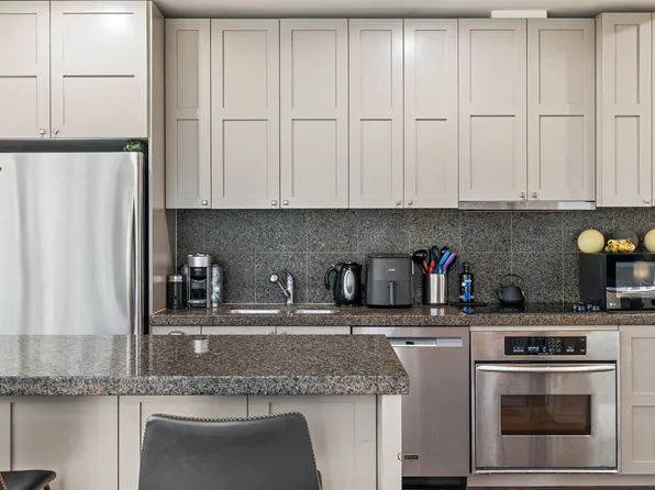 1333 Georgia St W #609, Vancouver, BC V6E 4V3