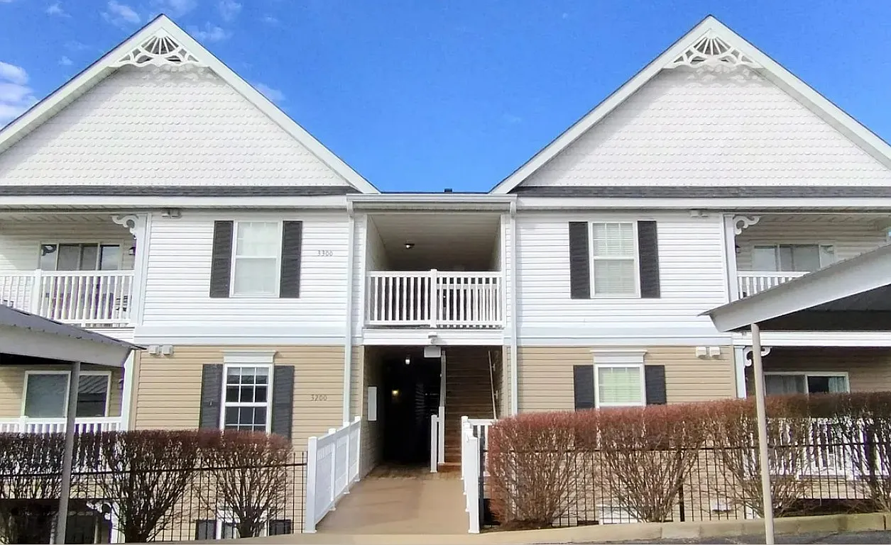 2 bed, 1014 sqft, $1,590 — Photo 1