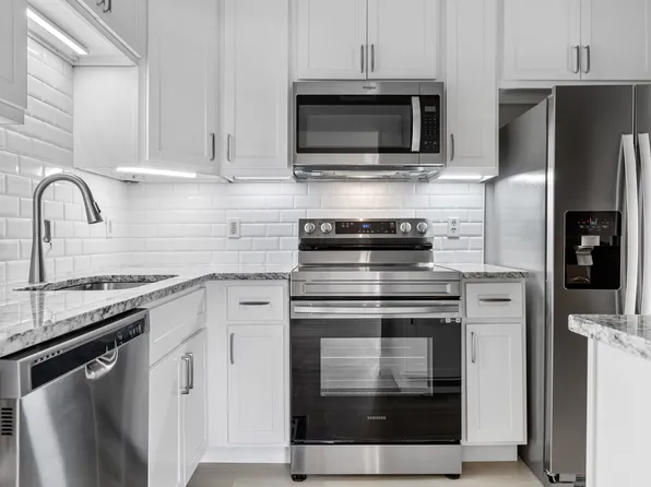 9053 N Swan Cir, Saint Louis, MO 63144