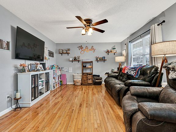 4th image of 301 Christian Dr NW