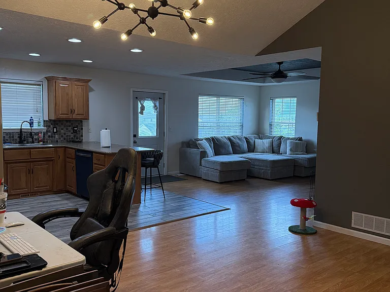 143 Lyle Curtis Cir — Photo 8