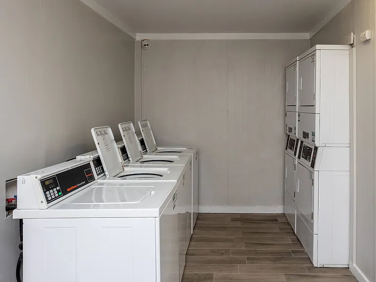 La Bella Apartments — Photo 32