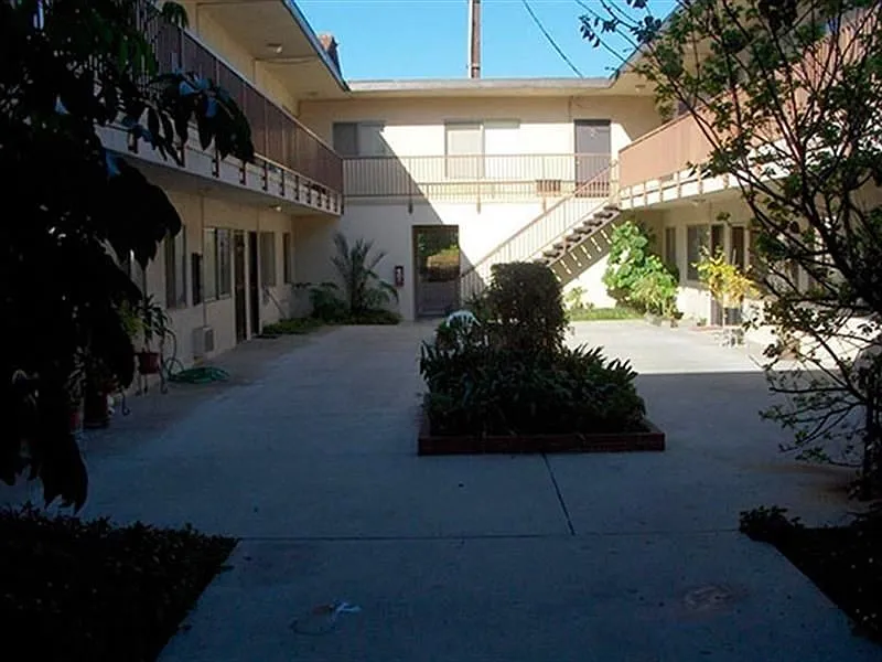 211 North Isabel — Photo 2