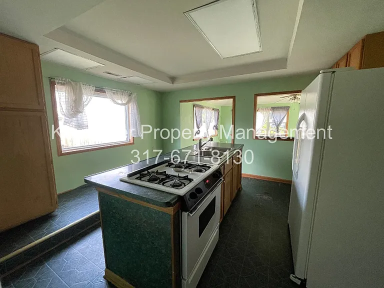 1027 E 4th St — Photo 4
