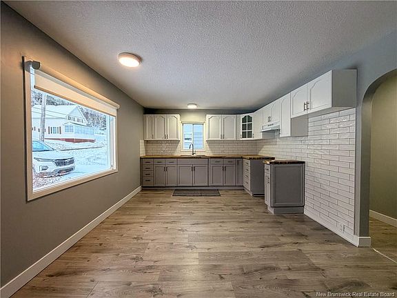 3rd image of 319 Goderich St
